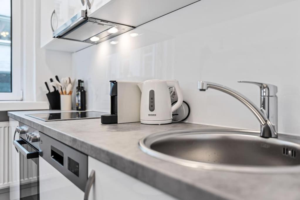 Cozy Apartment In Quiet Location, Fast Train Station 100M Away, Contactless Check-In 维也纳 外观 照片